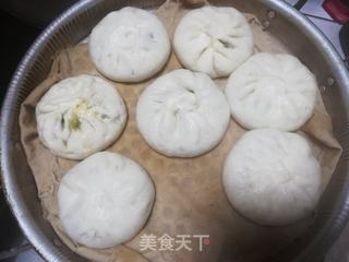 家常韭菜鸡蛋虾皮大包子的做法步骤:11