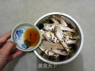 酥炸马口鱼的做法步骤:2