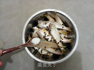 酥炸马口鱼的做法步骤:3
