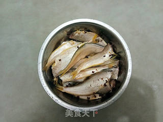 酥炸马口鱼的做法步骤:4