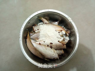 酥炸马口鱼的做法步骤:5