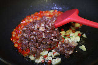 香辣小炒牛肉的做法步骤：7