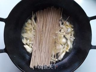 菌菇鱼丸面的做法步骤:5