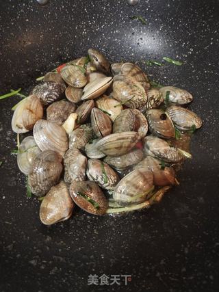 爆炒花甲的做法步骤：4