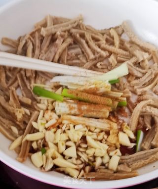 蒜泥红油牛肚条的做法步骤:6