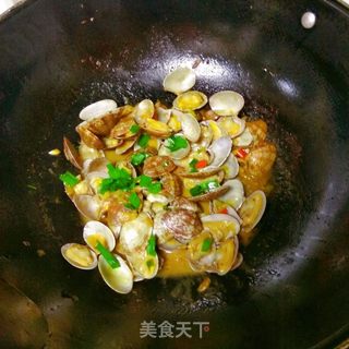 葱姜炒花蛤的做法步骤：6