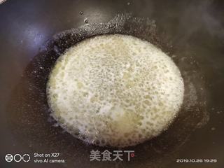 一道风靡全球的网络美食,永远都不会过时,好吃的不得了,让你停不下来的美食!核桃坚果雪花酥的做法步骤:2
