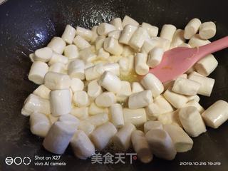 一道风靡全球的网络美食,永远都不会过时,好吃的不得了,让你停不下来的美食!核桃坚果雪花酥的做法步骤:3