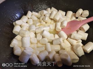 一道风靡全球的网络美食,永远都不会过时,好吃的不得了,让你停不下来的美食!核桃坚果雪花酥的做法步骤:4