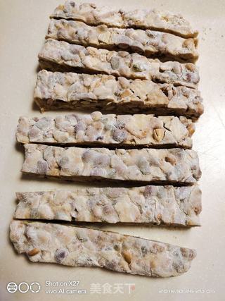 一道风靡全球的网络美食,永远都不会过时,好吃的不得了,让你停不下来的美食!核桃坚果雪花酥的做法步骤:7