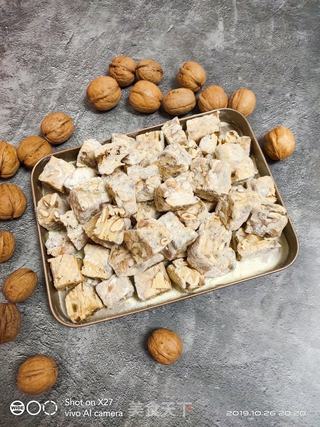一道风靡全球的网络美食,永远都不会过时,好吃的不得了,让你停不下来的美食!核桃坚果雪花酥的做法步骤:8
