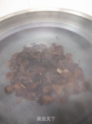 芹菜叶拌木耳的做法步骤:4