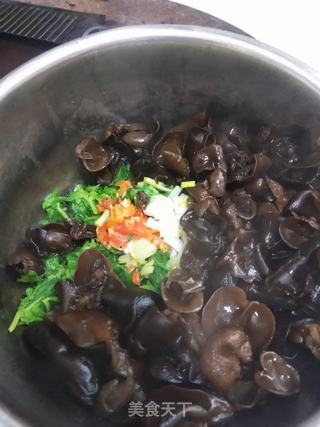 芹菜叶拌木耳的做法步骤:7