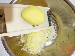 凉拌土豆丝的做法步骤:2