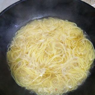鲜虾热汤玉米面的做法步骤:4