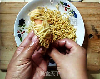 万圣节泡面肠仔木乃伊的做法步骤:5