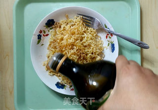万圣节泡面肠仔木乃伊的做法步骤:2
