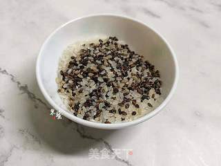 莲子黑米粥的做法步骤:2