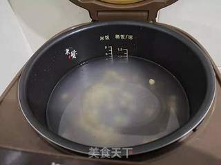 莲子黑米粥的做法步骤:3