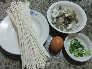 鸡蛋平菇汤面的做法步骤：1