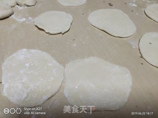 北方人喜欢吃饺子,作为南方人的我也喜欢吃面食,美味的一盘饺子,不比外面卖的差,操作简单!一份玉米肉末饺子的做法步骤:4