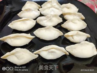 北方人喜欢吃饺子,作为南方人的我也喜欢吃面食,美味的一盘饺子,不比外面卖的差,操作简单!一份玉米肉末饺子的做法步骤:6