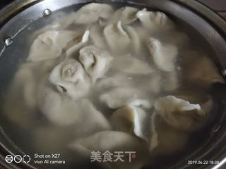 北方人喜欢吃饺子,作为南方人的我也喜欢吃面食,美味的一盘饺子,不比外面卖的差,操作简单!一份玉米肉末饺子的做法步骤:7