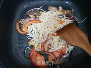 牛肉西红柿炒面的做法步骤：4