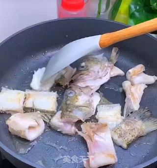 番茄鲈鱼的做法步骤:3