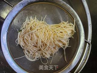 酸汤面条的做法步骤:2
