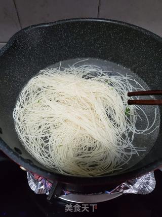 酸汤面条的做法步骤:3
