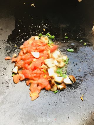 番茄鸡蛋香菇汤面的做法步骤:5