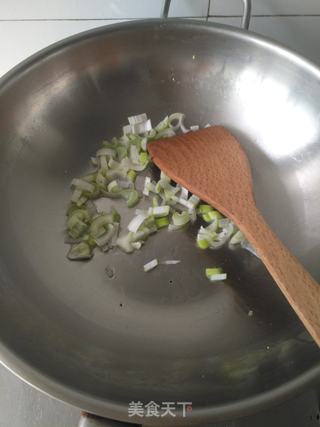 鸡蛋酱拌菠菜面的做法步骤:3