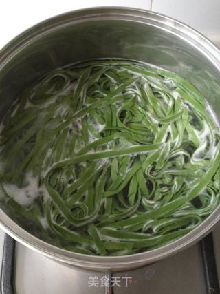 鸡蛋酱拌菠菜面的做法步骤:8