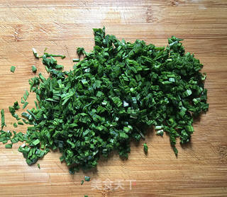 韭菜鸡蛋豆腐皮包的做法步骤:2