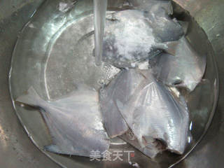 香糟小鲳鱼的做法步骤：2