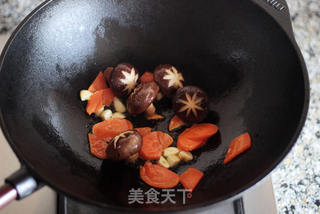 东北锅爆面---火腿肠香菇版的做法步骤:4