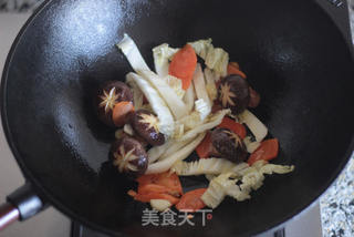 东北锅爆面---火腿肠香菇版的做法步骤:5