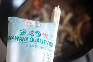 东北锅爆面---火腿肠香菇版的做法步骤:8