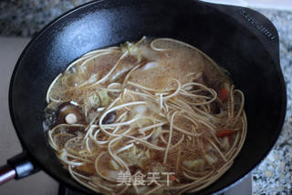 东北锅爆面---火腿肠香菇版的做法步骤:9