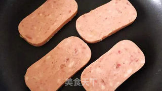 “倾家荡产”买了盒午餐肉,竟然做了这道菜?午餐肉苦荞米饭团的做法步骤:2