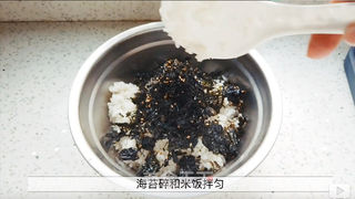 “倾家荡产”买了盒午餐肉,竟然做了这道菜?午餐肉苦荞米饭团的做法步骤:3