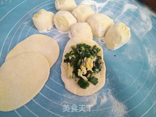 韭菜鸡蛋香菇馅发面蒸饺的做法步骤:9
