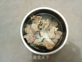玉米荸荠排骨汤的做法步骤:4