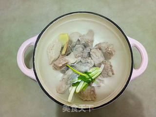 玉米荸荠排骨汤的做法步骤:5