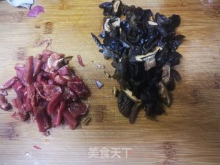 肉丝白菜热汤面的做法步骤：1