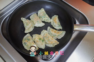 12个月以上辅食香煎三鲜饺子的做法步骤:11