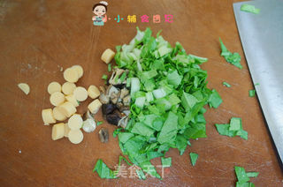 12个月以上鳕鱼肠香菇粒粒面的做法步骤:2