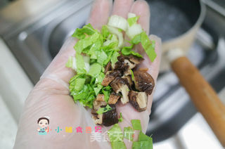 12个月以上鳕鱼肠香菇粒粒面的做法步骤:3
