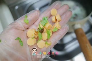 12个月以上鳕鱼肠香菇粒粒面的做法步骤:5
